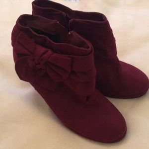 Rampage US size 6 velvet booties with bow